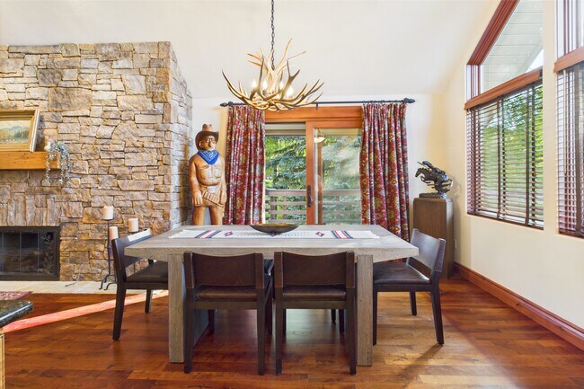 Building Photo - 593 Meadowood Dr