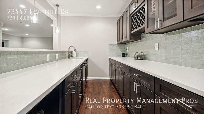 Building Photo - Beautifully Maintained 7 Bedroom 6 Bath Ho...