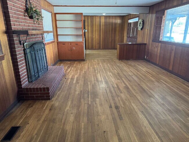 Building Photo - "Charming 2-Bed Home with Gleaming Hardwood Floors in Central Lubbock – 1274 Sq. Ft. of Cozy Livi...