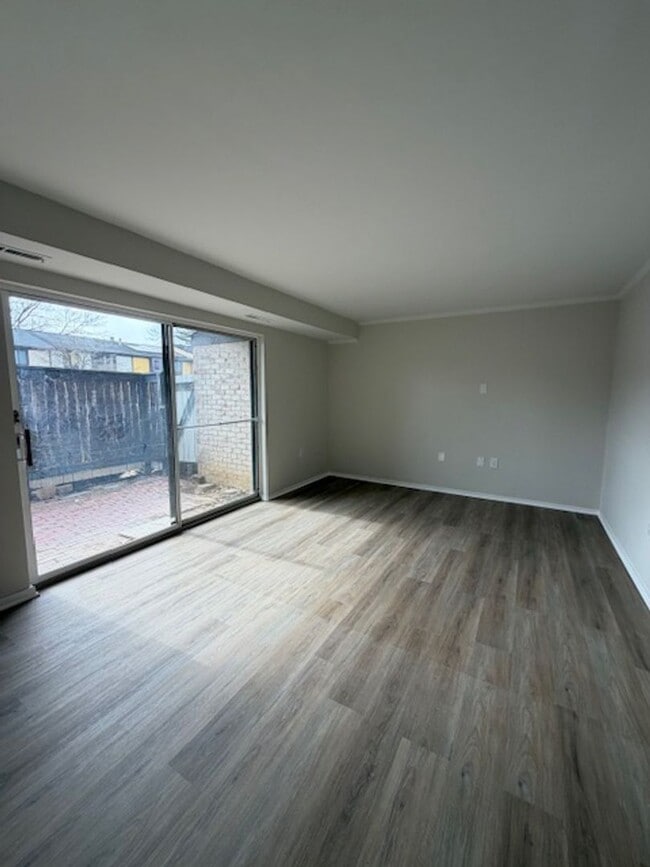 Building Photo - SPACIOUS 2 BEDROOM 2 BATH CONDO IN CENTER CT