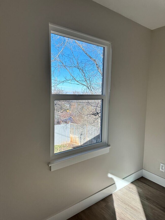 Building Photo - Darling remodeled 5 bedroom 2 bathroom home in the heart of Ogden