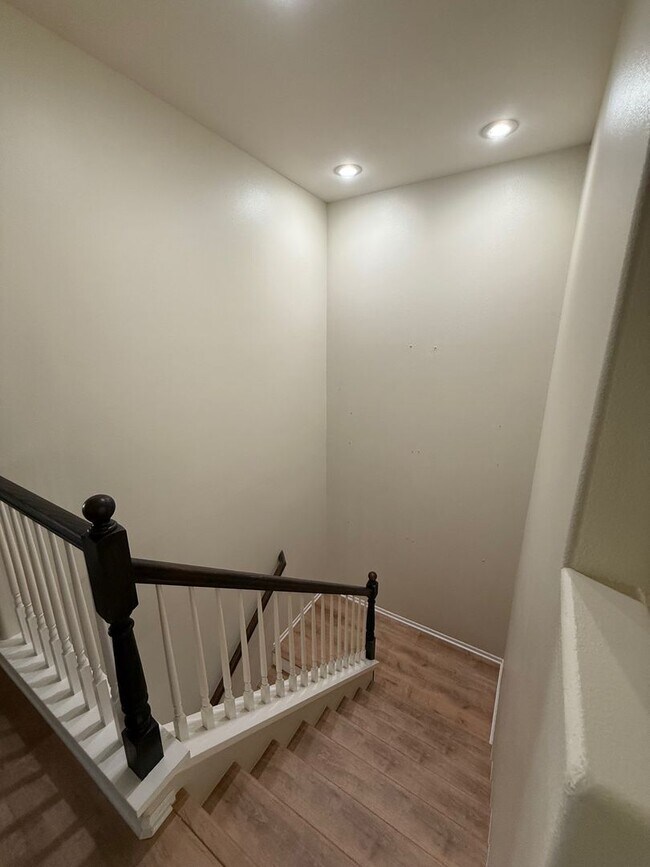 Building Photo - Beautiful Camarillo Townhome
