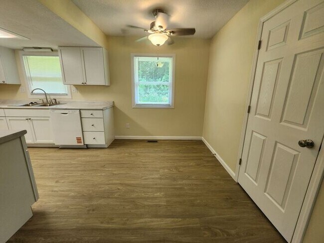 Building Photo - Updated-Pets Welcome-Pay Electric ONLY!