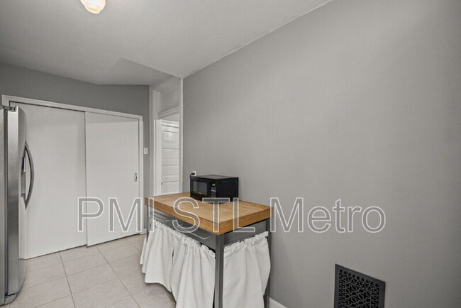 Building Photo - 4036 Flad Ave