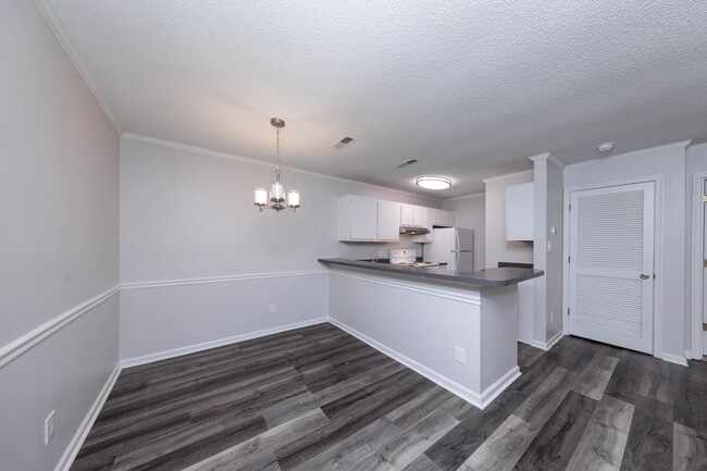 Building Photo - TWO ENSUITES!