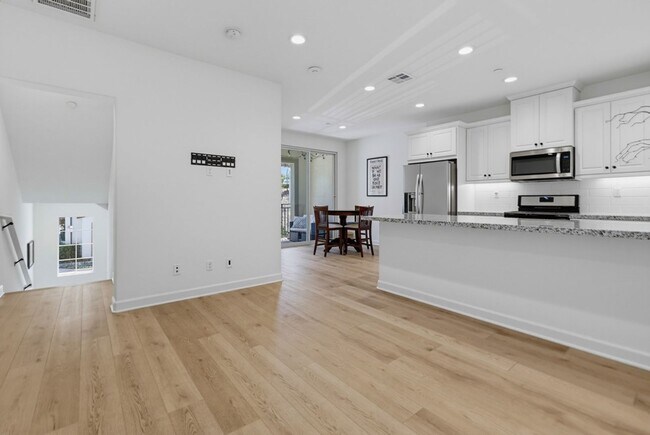 Building Photo - 956 Blackstone Dr