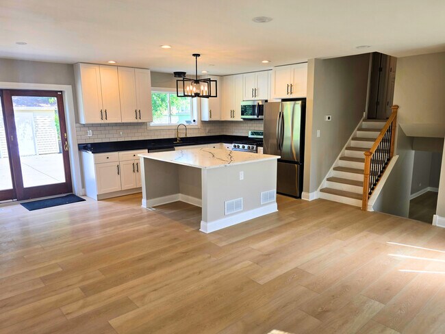 Building Photo - 515 N La Londe Ave