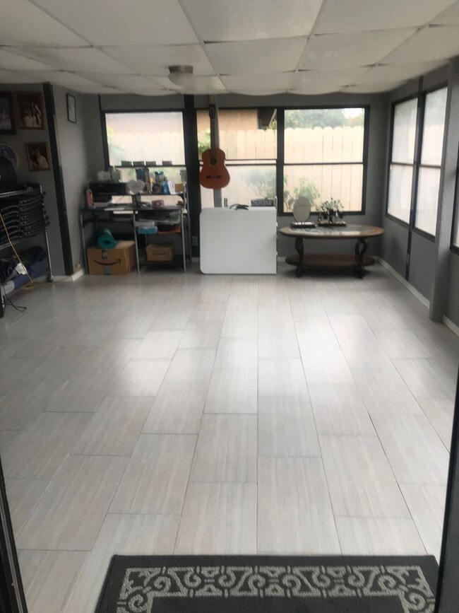 Building Photo - Stunning Single Story Home