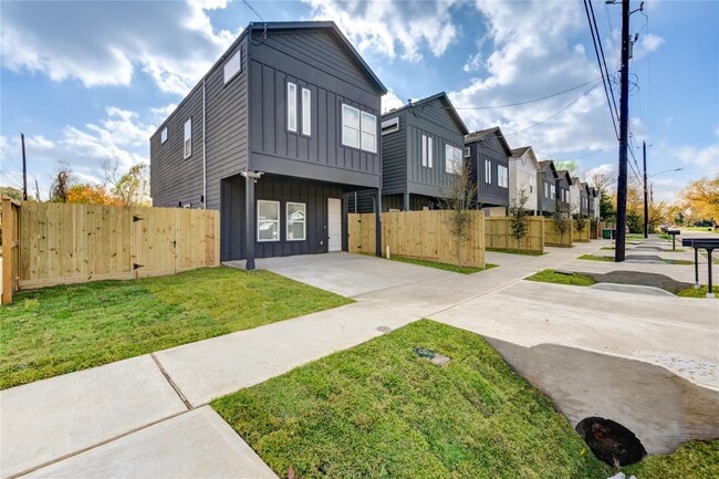 Building Photo - 1217 Dewalt St