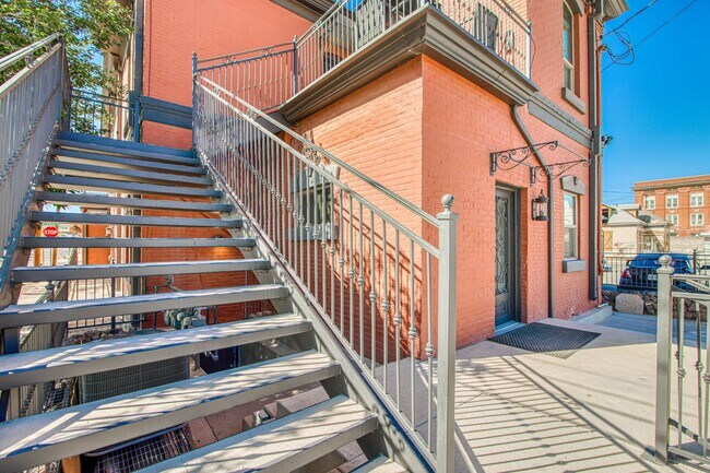 Building Photo - 702 Myrtle Ave