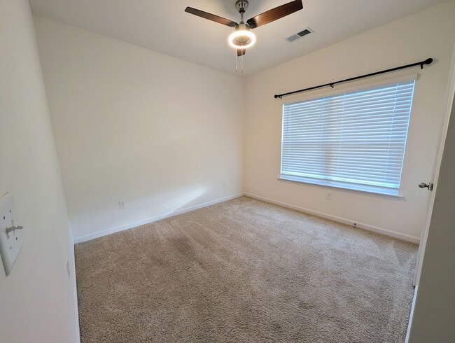 Building Photo - Great Home Available Now