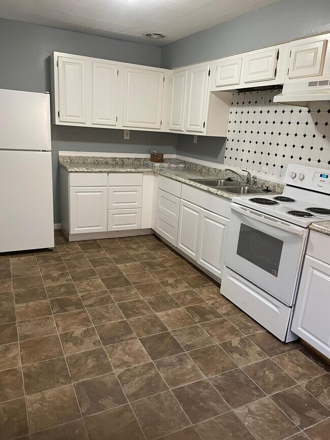 Building Photo - "Charming 3-Bed Sanctuary in St. Louis – Cozy Comfort Awaits on Ventura Drive!"  We accept sectio...