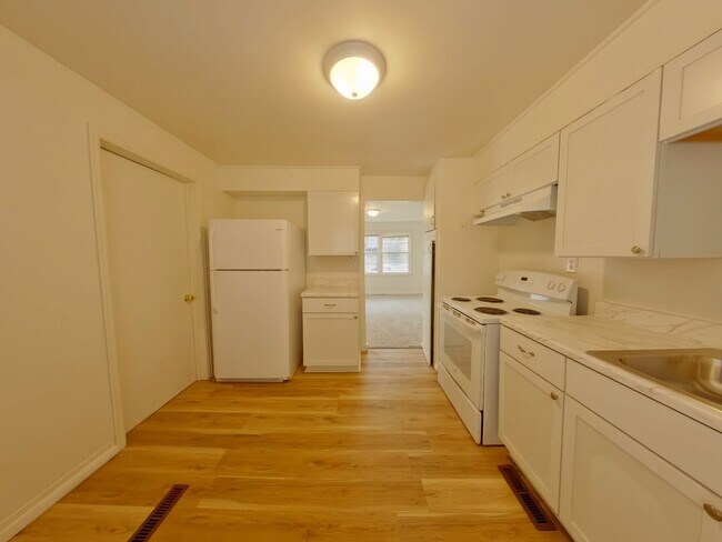 Building Photo - 3 Bedroom Home