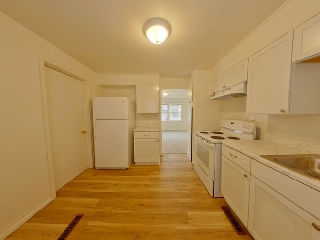 Building Photo - 3 Bedroom House