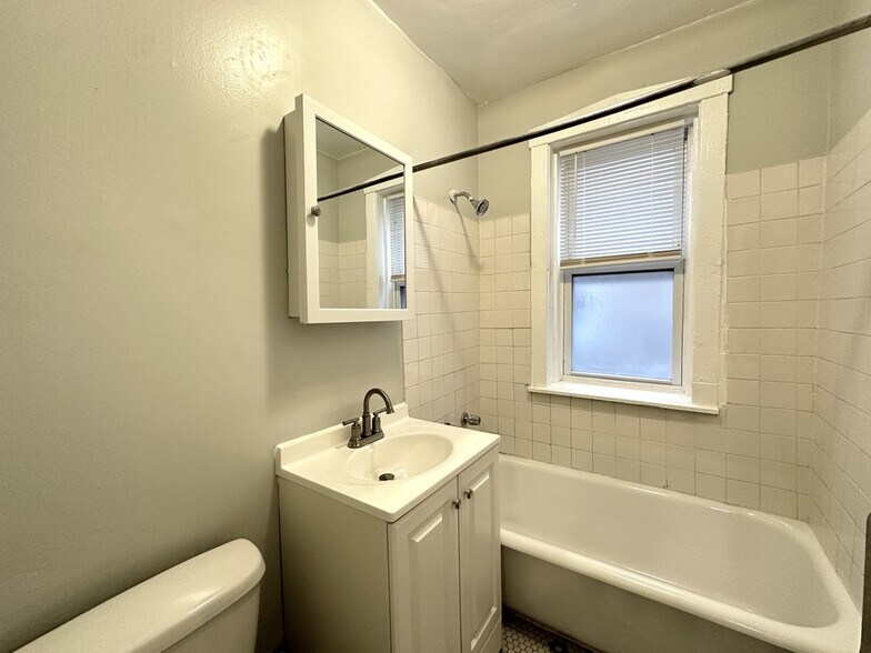 Building Photo - 4826 N Avers Ave