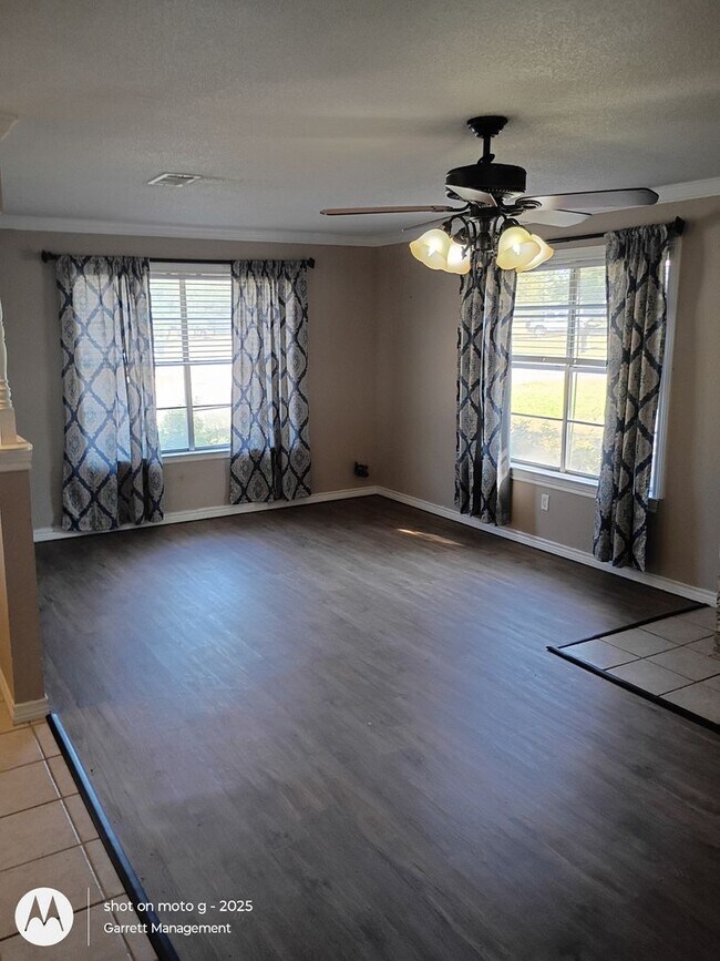 Building Photo - Split level home in West Lampasas