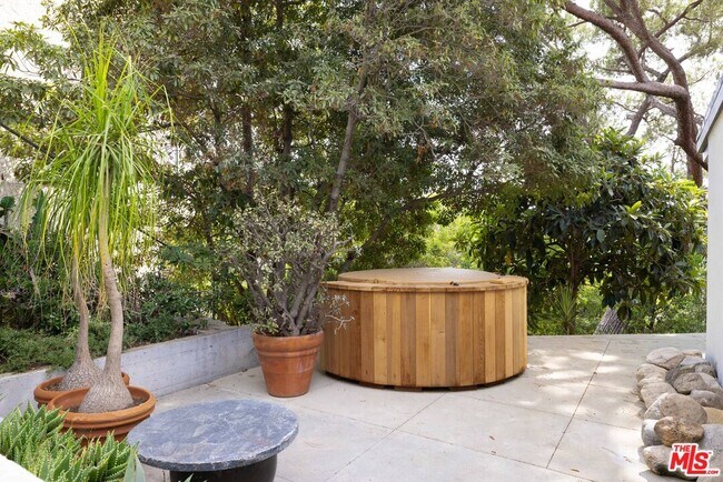 Building Photo - 2020 Mayview Dr