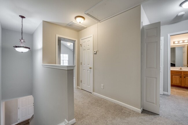 Building Photo - Location, Location, Location! 3 Bedroom 2....