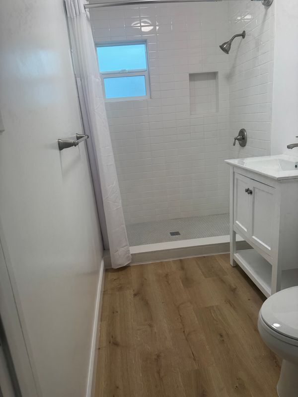 Building Photo - 9924 Rosewood Ave.