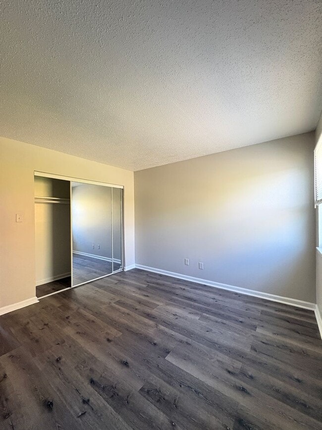 Building Photo - Remington On Rockville Living