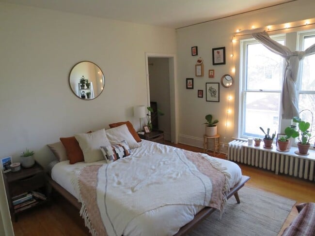 Building Photo - 1421 State St