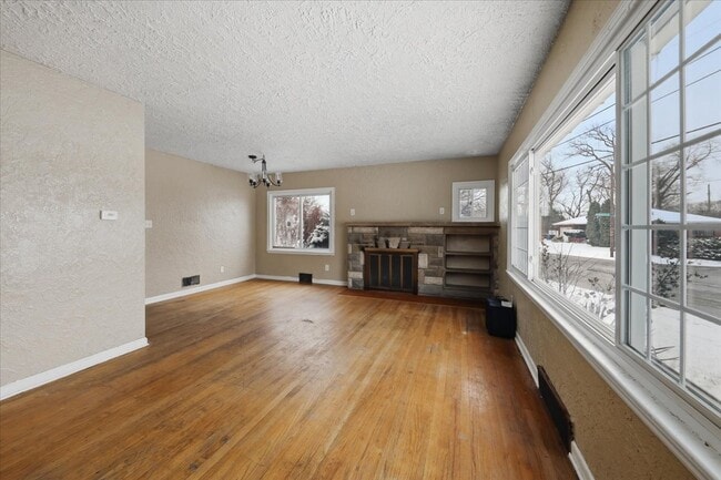 Building Photo - 2105 Lakeview Ave