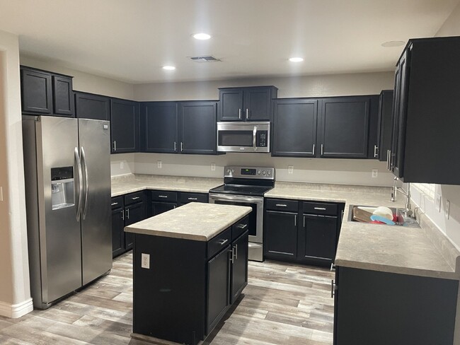 Building Photo - 11593 W Palo Verde Ave