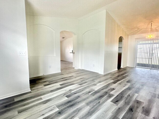 Building Photo - Affordable comfort with space where it counts - 3Bedrooms / 2Baths home in Deltona!