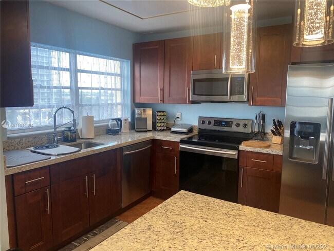 Building Photo - 1817 S Ocean Dr