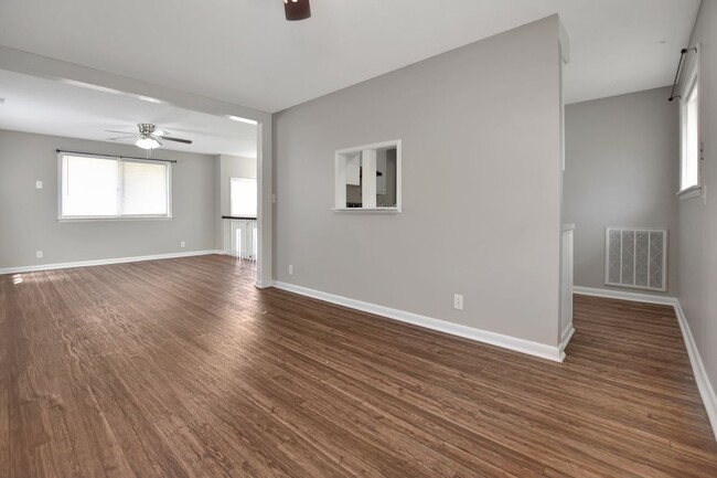 Building Photo - Pet Friendly Three Bedroom!