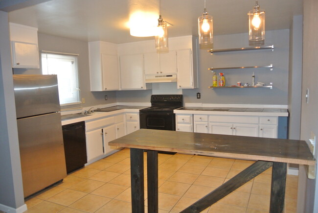 Building Photo - Adorable 2 bedroom, 1 bathroom In Pittsbur...
