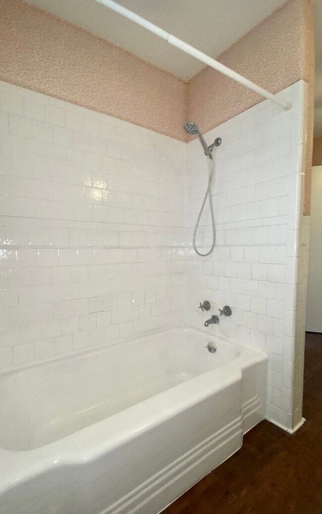Building Photo - Arlington Heights Cottage