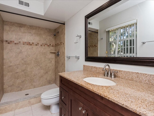 Building Photo - Single Family Pool Home Excellent Location