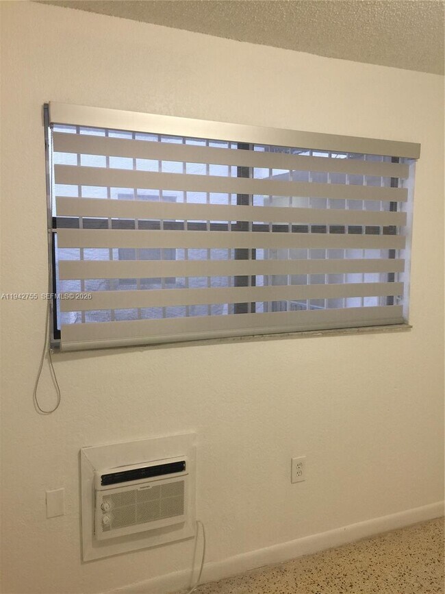 Building Photo - 142 SW 18th Ave