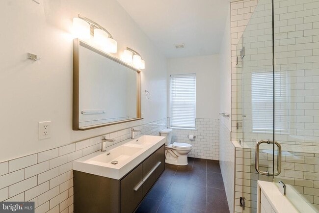 Building Photo - 4841 Larchwood Ave