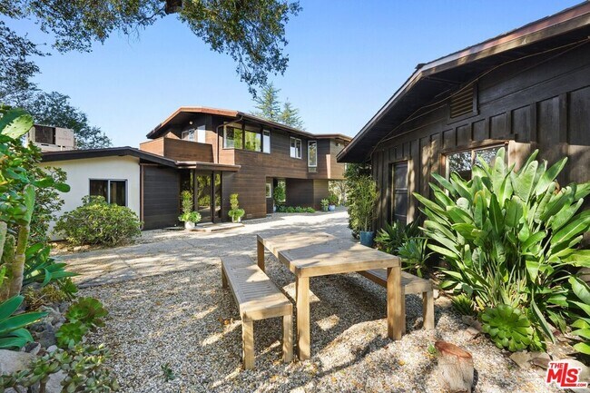 Building Photo - 21277 Entrada Rd