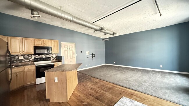 Building Photo - UPSCALE DOWNTOWN CONDO