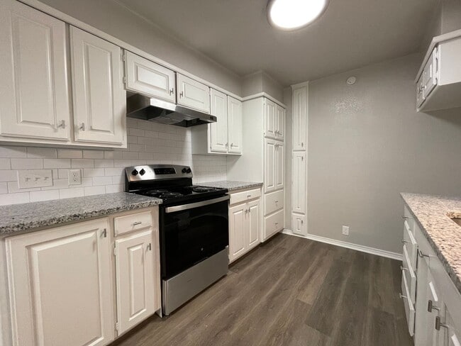 Building Photo - AVAILABLE NOW - 2 BEDROOM 2 BATH TOWNHOME ...