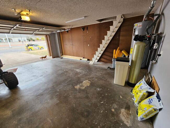 Building Photo - Beautiful 4 Bedroom / 2 Bath Large Home wi...