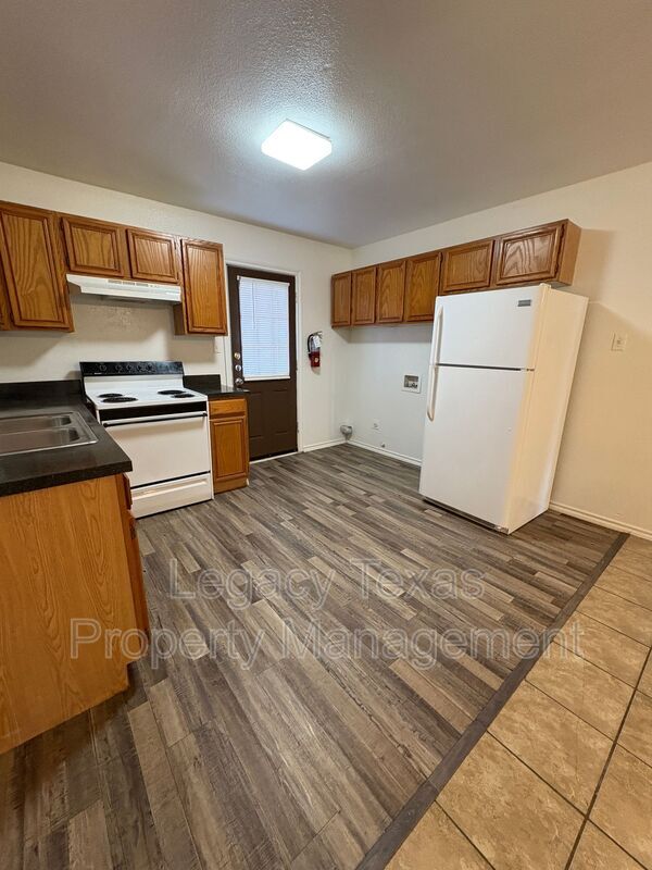 Building Photo - 705 Miracle Ln