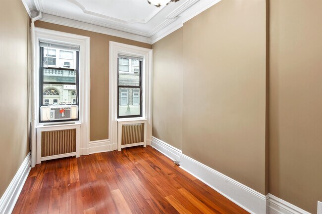 Building Photo - 208 9th St