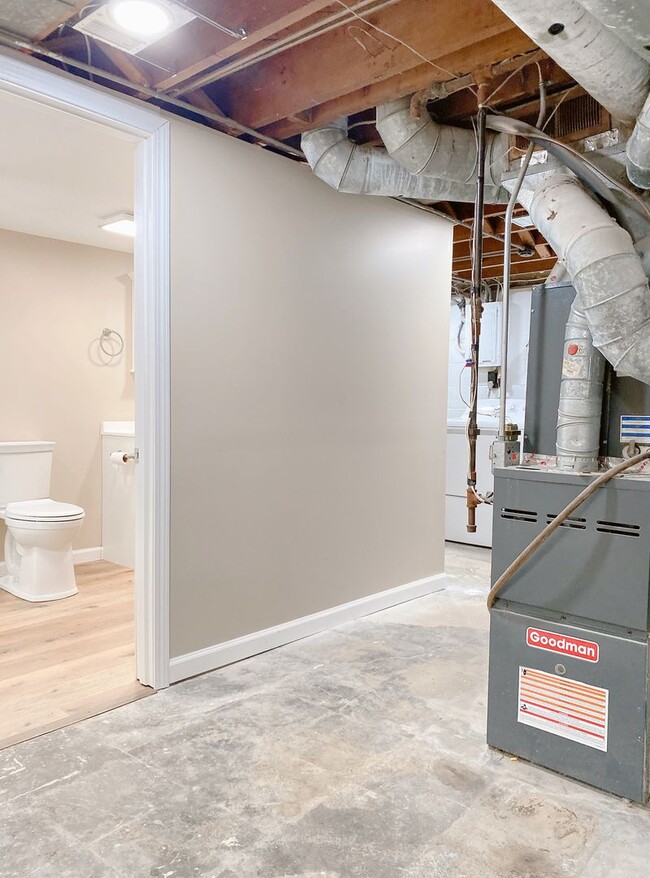 Building Photo - Beautifully updated 5 bed 2 bath house $2200 *MOVE IN SPECIAL*