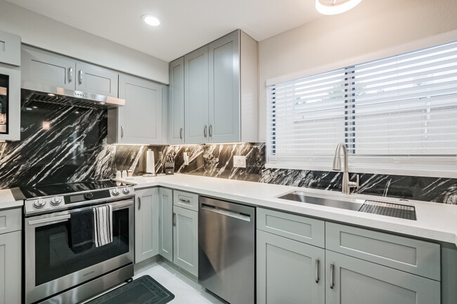 Building Photo - 11643 Village Place Dr