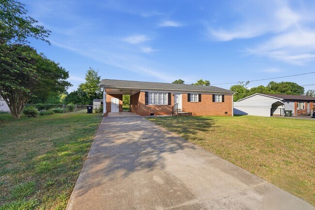 Building Photo - Beautifully Maintained 3BR Home with Hardwood Floors & Private Yard!