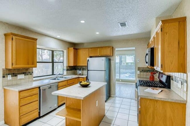 Building Photo - 2201 Warfield Way