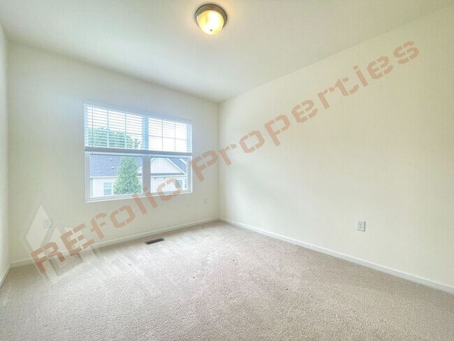Building Photo - Beautiful 2 Story 3 Bedroom End Unit Townh...