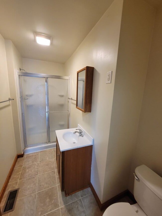 Building Photo - 5 Bedroom House in Cedar Falls