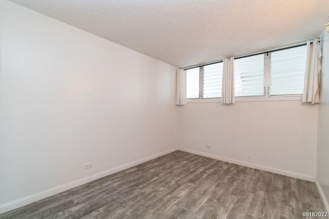Building Photo - Upgraded 2BR 1BA 1PARKING near Waikiki & UH Manoa! Dishwasher & Washer/Dryer In Unit!