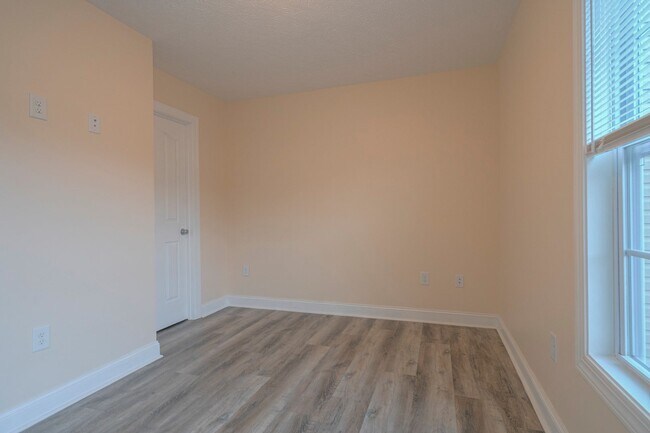 Building Photo - Oak Tree Townhome | 4 Bed, 4.5 Bath | Avai...