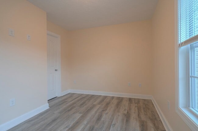 Building Photo - Oak Tree Townhome | 4 Bed, 4.5 Bath | Available Now!